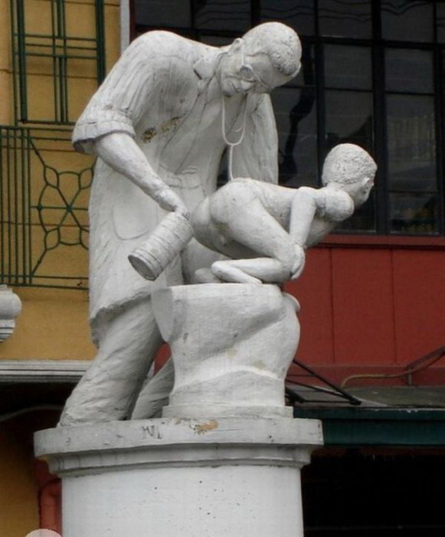 [Image: The-Worlds-Most-Bizarre-and-WTF-Statues-0003.jpg]